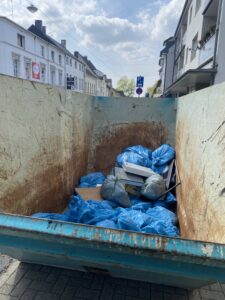 Müllsammelaktion Container